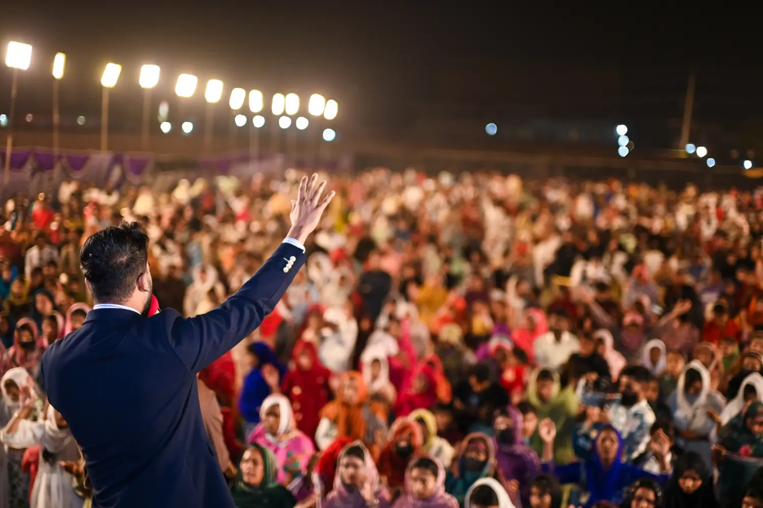 Pastor Ashkar Javed preaching to thousands