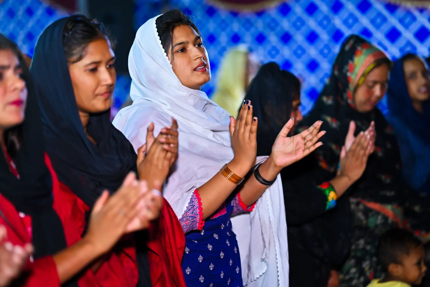 Young people worshipping the Lord